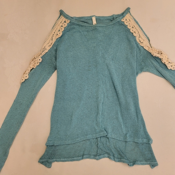 Adorable bohemian lace shoulder cut-out knitted long sleeve in arctic blue 🩵 - Picture 3 of 16